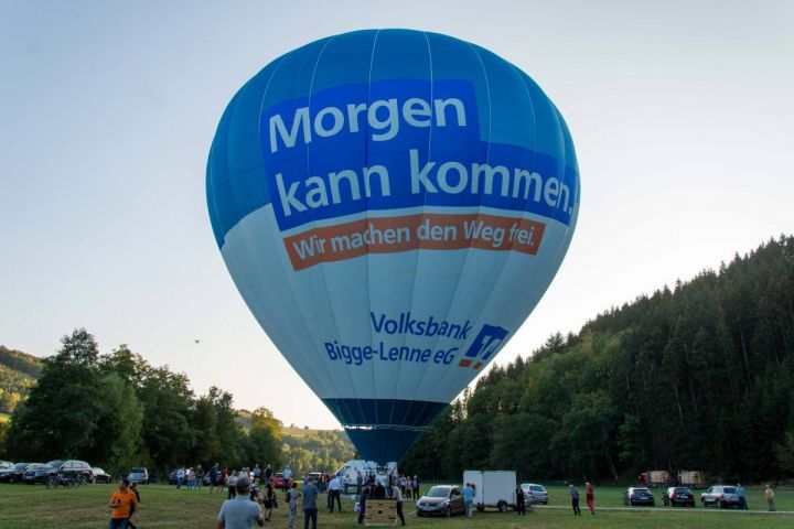 Volksbank sponsert jungen Piloten: Ballontaufe von „Friedrich“ in Oberelspe