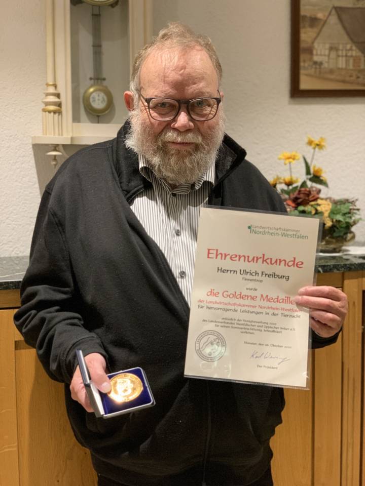 Ulrich Freiburg vom IV-Frettertal mit der Ehren-Medaille der Landwirtschaftskammer NRW für den 3. Platz bei der Honigbewertung für kristallinen Sommerhonig.
