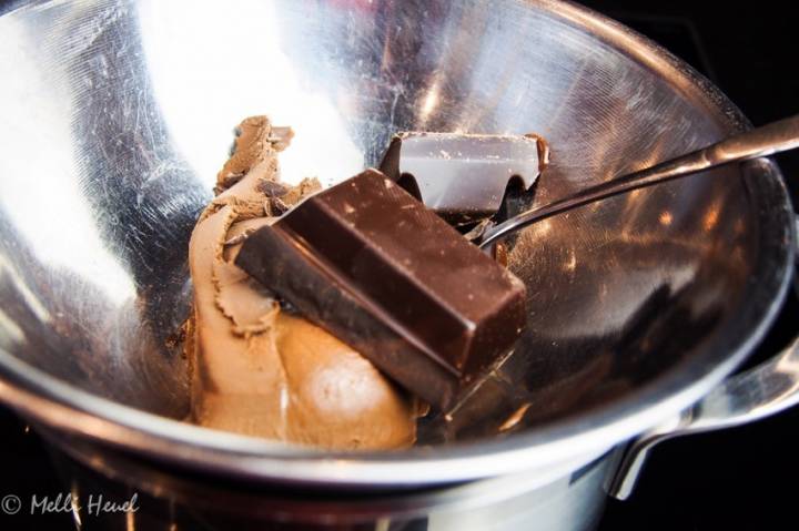 Schmelzt Nougat und Kuvertüre in einer Schüssel auf dem Wasserbad. So könnt ihr verhindern, dass die Schokolade zu heiß wird.
