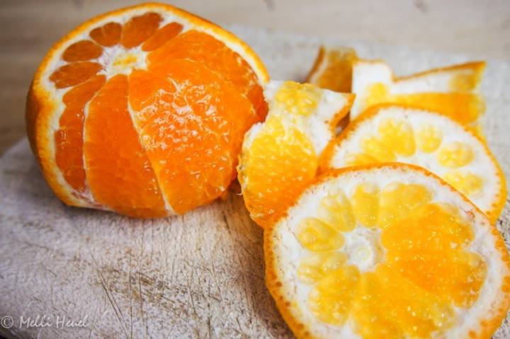 Die Säure der Clementinen passt hervorragend zur Süße des Desserts. Enfernt die Clementinenschale mit einem Messer, sodass die weiße Haut mitentfernt wird.