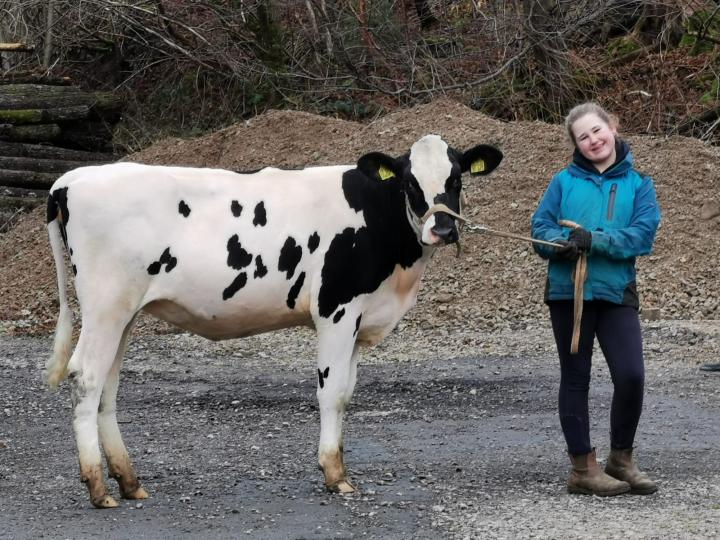 Magdalena Richard mit ihrer Kuh Berry. 