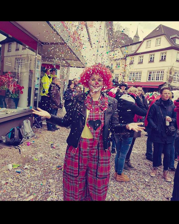 Nicole Tamis feierte als lustiger Clown mit Konfetti Karneval in Attendorn.