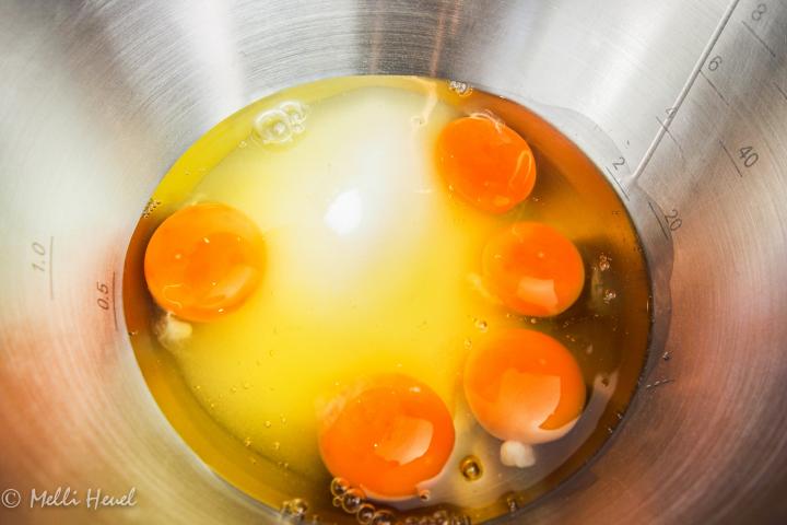 Schlagt zunächst Eier, Salz und Zucker dickschaumig auf. Besonders fluffig wird zB ein Biskuit, wenn man pro Ei eine Minute Aufschlagzeit rechnet.