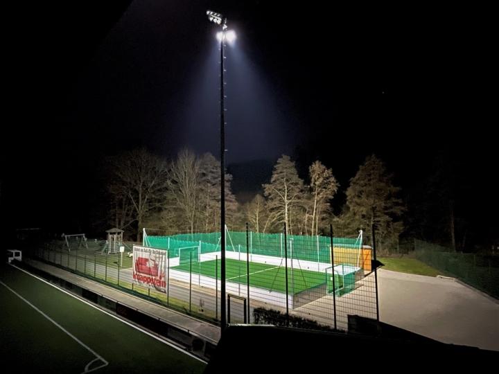 Das Kleinspielfeld des SSV Elspe ist jetzt mit Flutlicht ausgestattet.