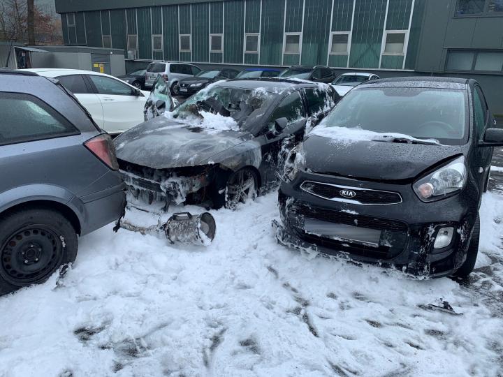 Die beschädigten PKW´s.