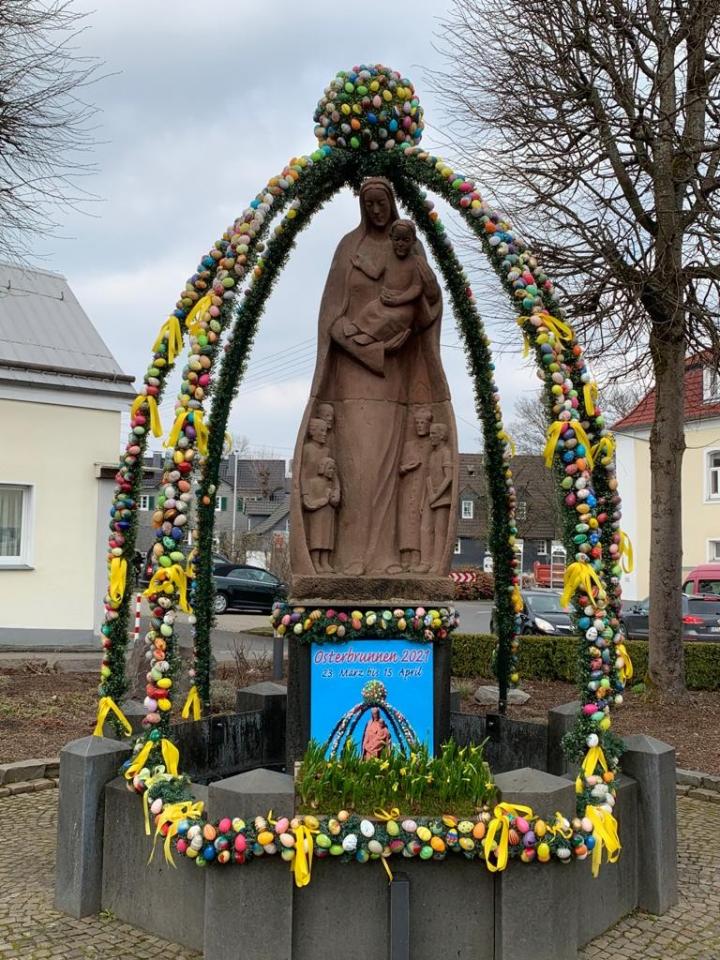 Mit viel Engagement wurde der Osterbrunnen auch in diesem Jahr pünktlich fertiggestellt. 
