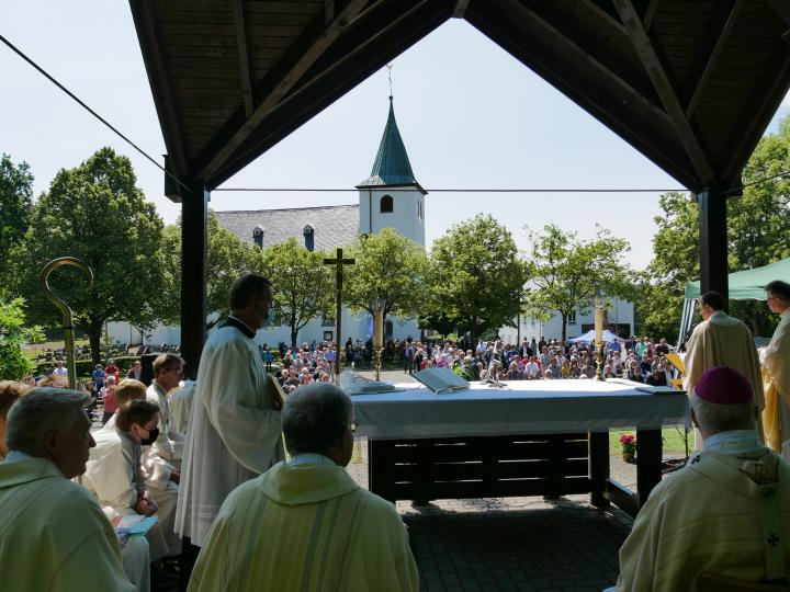 Einweihung des neuen geistlichen Zentrums Kohlhagen mit Erzbischof Hans-Josef Becker.