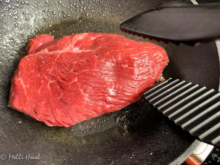 2 Minuten pro Seite kräftig anbraten und dann wenden. Dabei sollte niemals in das Fleisch gestochen werden, da sonst wertvoller Fleischsaft verloren geht.