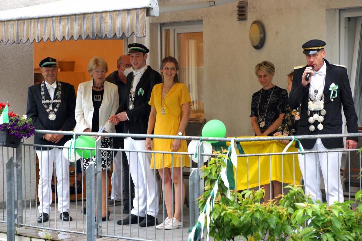 Nach den Altenhundemer Kindergärten statteten die Majestätenpaare auch dem Josefinum einen Besuch ab, hängten die Fahne auf und verteilten Geschenke.