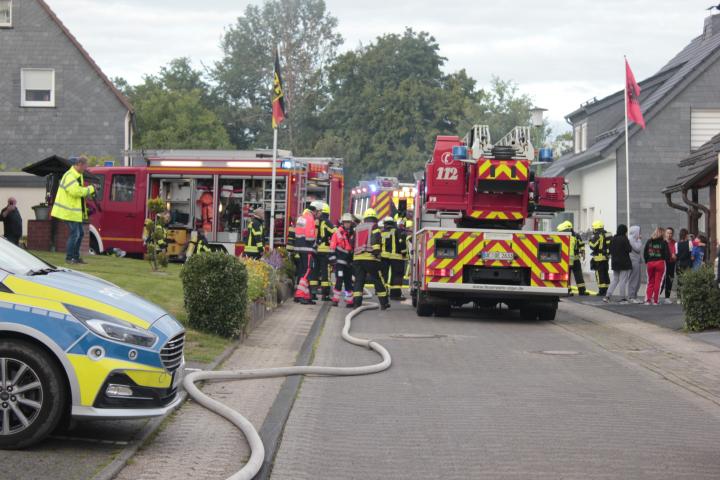 Brand in Saßmicke am 5. August 2021. Die Feuerwehren aus Olpe und Gerlingen sind im Einsatz.
