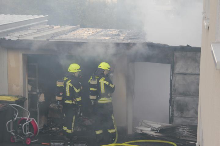 Brand in Saßmicke am 5. August 2021. Die Feuerwehren aus Olpe und Gerlingen sind im Einsatz.