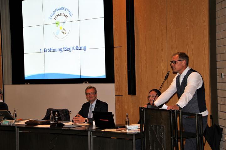 Vorsitzender Steffen Baumhoff begrüßte die Anwesenden im Ratssaal.