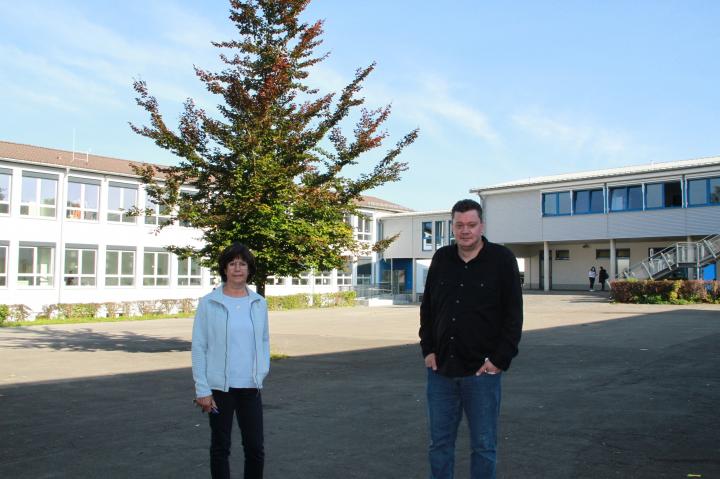 Schulleiterin Christa Busenius (l.) und ihr Stellvertreter Matthias Stucke vor dem Schulgebäude.
