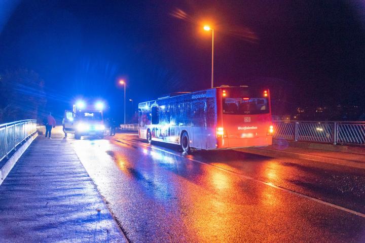 Ein Omnibus hat bei einem Unfall auf der B 236 in Meggen enormen Schaden genommen.