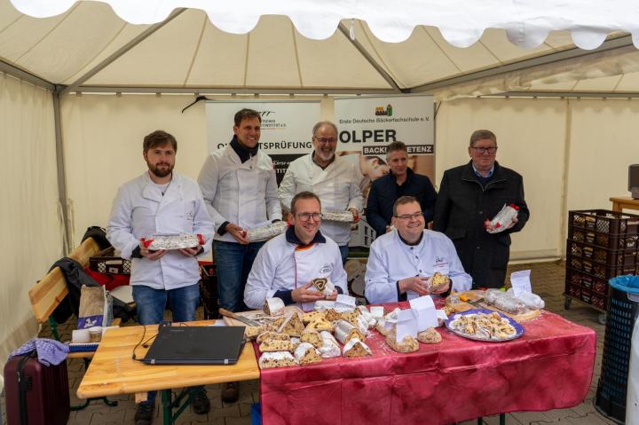 Hinten stehend v.l: Bäckermeister Marco Frank, Bad Berleburg; Bäckermeister Steffen Maiworm, Drolshagen; stv. Obermeister Wilhelm Voßhagen, Drolshagen; Bäckermeisterin Simone Hellmann, Wilnsdorf; stv. Bürgermeister Attendorns Horst Peter Jagusch; 
sitzend v.l.n.r: Bäckermeister und Brotsommelier Maik Wegner; Obermeister Georg Sangermann, Olpe).