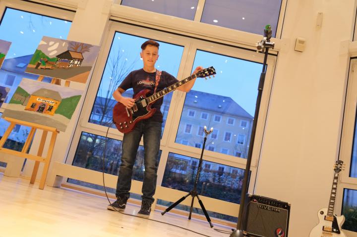 Leon Hübler an der E-Gitarre.