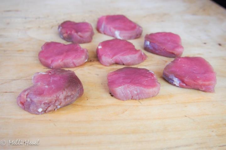 Schweinefilet in Medaillons schneiden und auf 1 cm Dicke plattieren.
