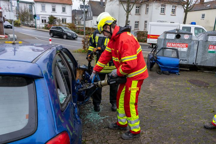 Anschließend lernte die DLRG-Ortsgruppe Attendorn kennen, wie Unfallfahrzeuge abzusichern sind. Auch die Rettungsschere kam zum Einsatz.