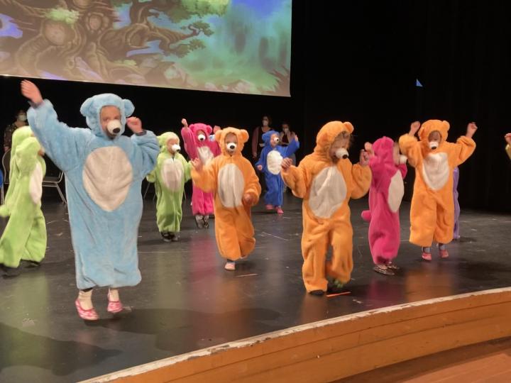 Voller Elan und mit großer Vorfreude auf Dezember probten die Kinder ihre Tänze und Texte in den passenden Kostümen.