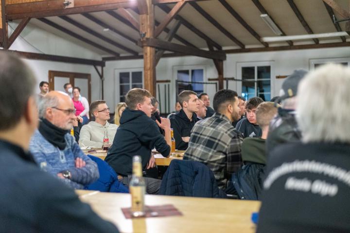 Bei der Schiedsrichterschulung in Kirchveischede ehrte der Kreis-Schiedsrichter-Ausschuss Olpe zahlreiche Jubilare.