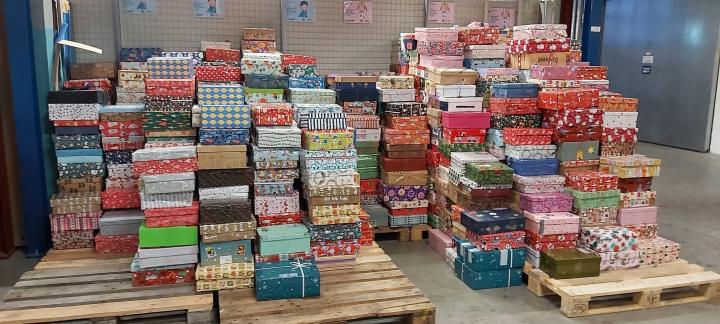 Liebevoll verpackte und reichlich befüllte Schuhkartons stapelten sich in den letzten Wochen in der Saßmicker Lagerhalle.