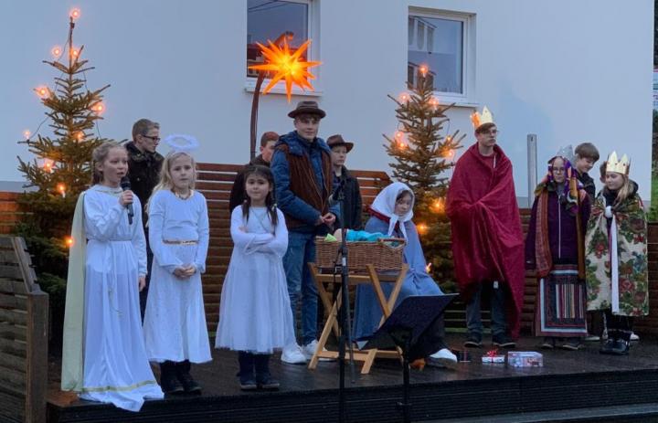 Auf dem Dorfplatz Welschen Ennest fand eine Weihnachtsfeier mit Gottesdienst statt.