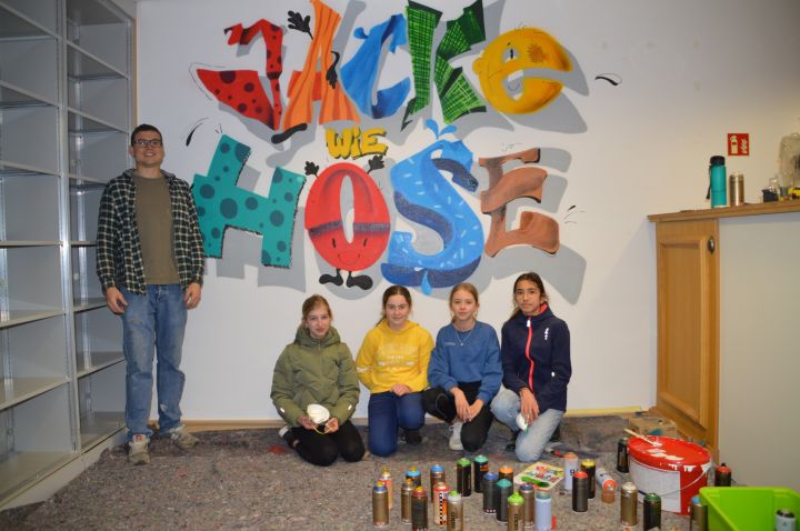 Vier Mädels aus dem kjk-Haus haben Graffitis im DRK-Laden Jacke wie Hose" gesprüht.
