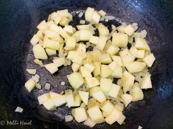 Apfel und Zwiebelwürfel in Butter anbraten...