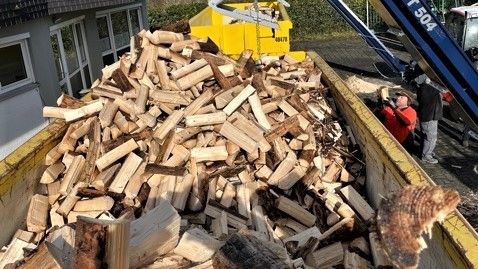 Arbeiten für die Brennholzspende für das Ahrtal
