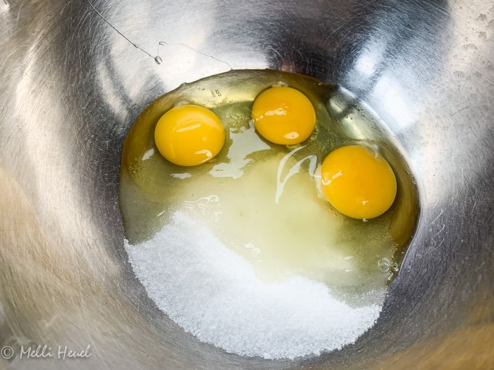 Eier, Zucker, Vanillezucker und Prise Salz 3 Minuten dickschaumig aufschlagen...