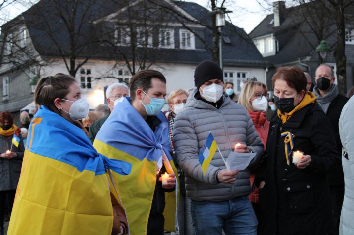 Mehrere hundert Demonstranten fanden sich auf dem Olper Marktplatz zusammen und setzten ein Zeichen gegen den Krieg in der Ukraine.