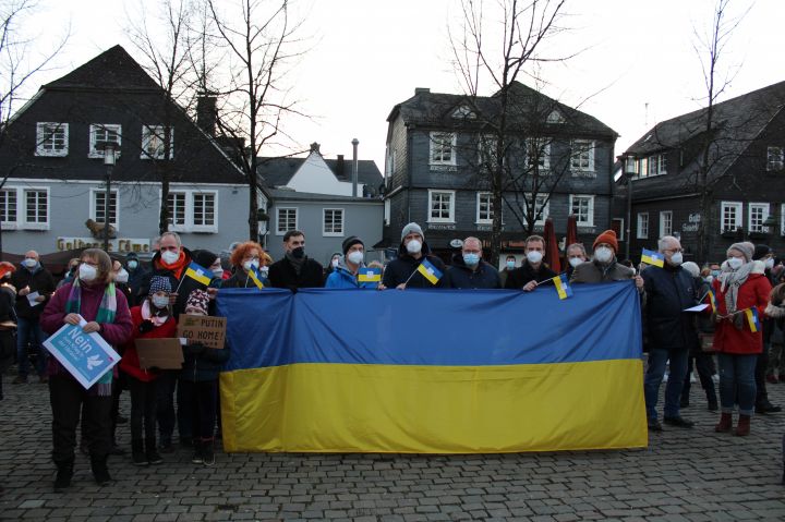 Wendens Bürgermeister Bernd Clemens und Vertreter der Ratsfraktionen zeigten die ukrainische nFlagge.