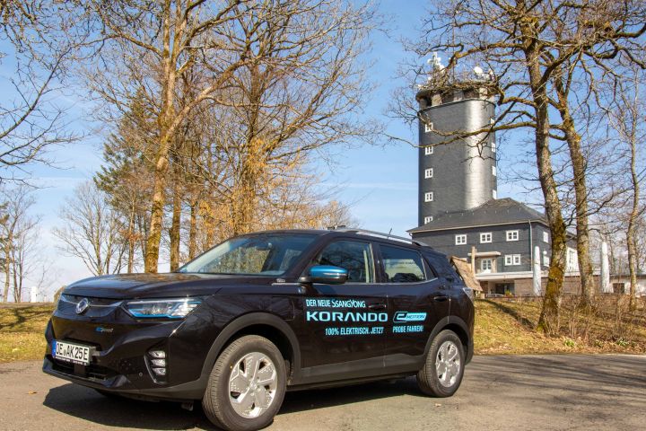 Der Ssangyong Korando e-Motion ist beim Autohaus Kempf mit Sitz in Lennestadt-Langenei erhältlich.