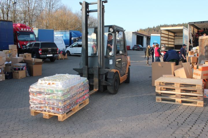 Die unzähligen gespendeten Hilfsgüter wurden am Freitagnachmittag, 4. März, sortiert und verladen.