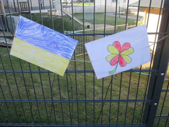 Die bunten Bilder können von außen am Zaun des Kindergartens betrachtet werden.