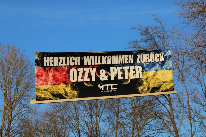 Großer Empfang von Christoph „Ozzy“ Weingarten und Piotr „Peter“ Kobienia vor der ITC Speditionshalle.