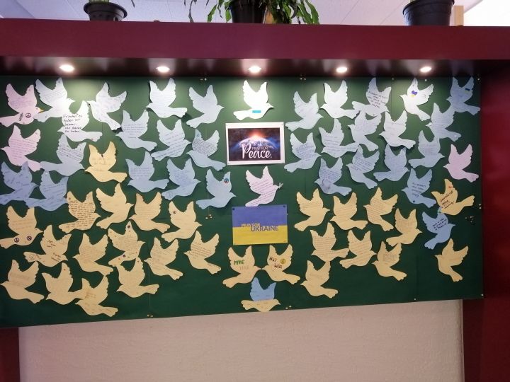 Alle Schüler sind engagiert und helfen mit. Friedenstauben sollen Hoffnung geben.