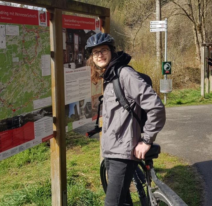 Andrii ist begeistert vom Sauerland: Mit dem Fahrrad erkundet er seine neue Heimat und schwärmt von der wunderschönen Gegend.