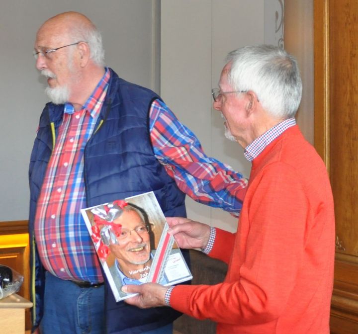 Karl-Hermann Ernst (links) überreichte Klaus Böckeler ein Bilderbuch.