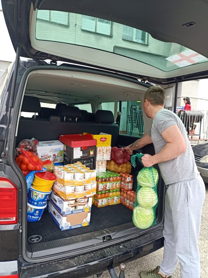 Mit Hilfe der Bewohner der polnischen Flüchtlingsunterkunft nahe der ukrainischen Grenze laden Sarah und Lucina die Lebensmittel aus.