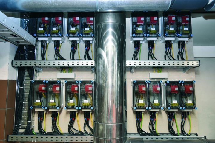 Unmittelbar hinter den Photovoltaik-Modulen, auch PV-Generatoren genannt, kommen die ENYSUN PV-Generator-Anschlusskästen zum Einsatz. Der erzeugte Gleichstrom fließt von dort zu den Wechselrichtern, in denen er zu Wechselstrom umgewandelt wird. Der Wechselstrom wird anschließend in den PV-Wechselrichter-Sammlern von Hensel gesammelt.