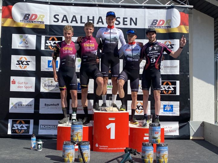 Siegerehrung: David List gewann das Elite-Rennen in Saalhausen.