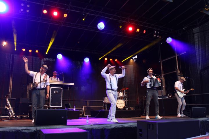Die Band Klüngelköpp begeisterte das Publikum am Ottfinger Siepen mit bekannten Kölsch-Hits.