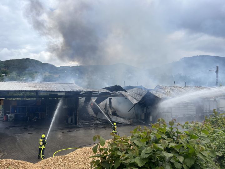 Kräfte der Feuerwehr Plettenberg waren stundenlang im Einsatz. Es brannte in einem Holz verarbeitenden Betrieb in der Nähe bei Rönkhausen.