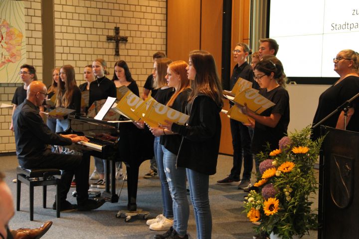 Der Mittel- und Oberstufenchor des Gymnasiums der Stadt Lennestadt begeisterte die Gäste mit seinen musikalischen Darbietungen, u.a. mit der Lennestadt-Hymne.