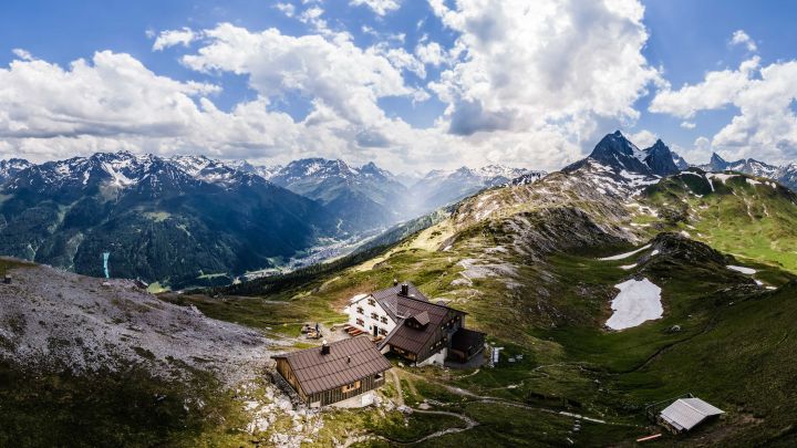 Die Leutkircher Hütte liegt oberhalb von St. Anton in Österreich.