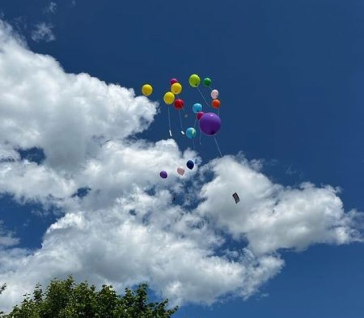Ballons mit guten Wünschen flogen in den Himmel.