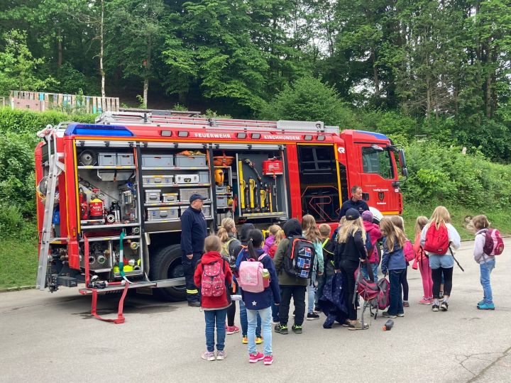 Besuch der Feuerwehr Kirchhundem an der Grundschule Am Kreuzberg