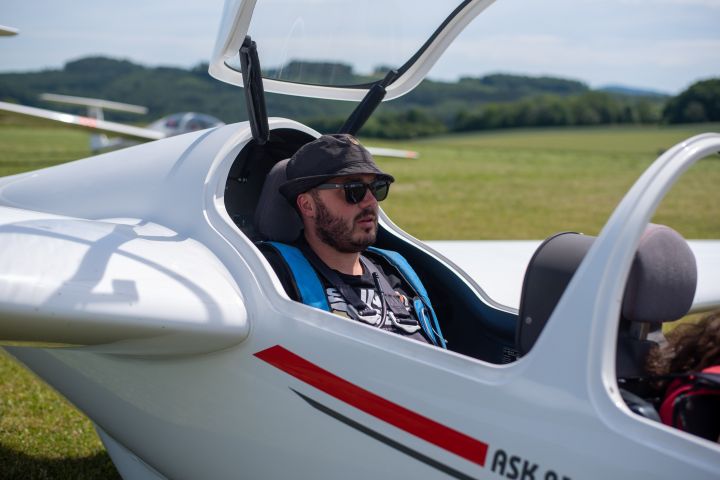 Fluglehrer Sebastian Maag „Wastl“ nahm hinten im Segelflieger Platz.