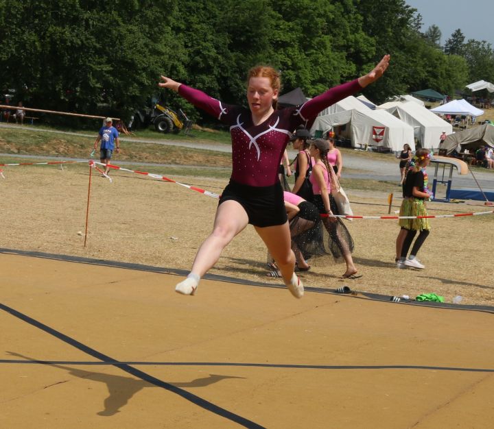Eine junge Turnerin des TV Langenei-Kickenbach beim Bodenturnen